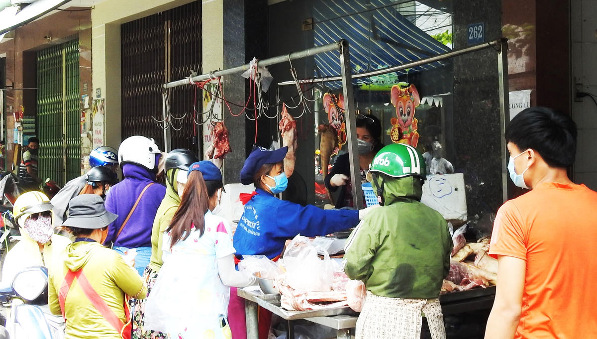 Người dân chen nhau mua thực phẩm tươi sống tại chợ Thanh Khê sáng 30/7. Ảnh Bình Nguyên.