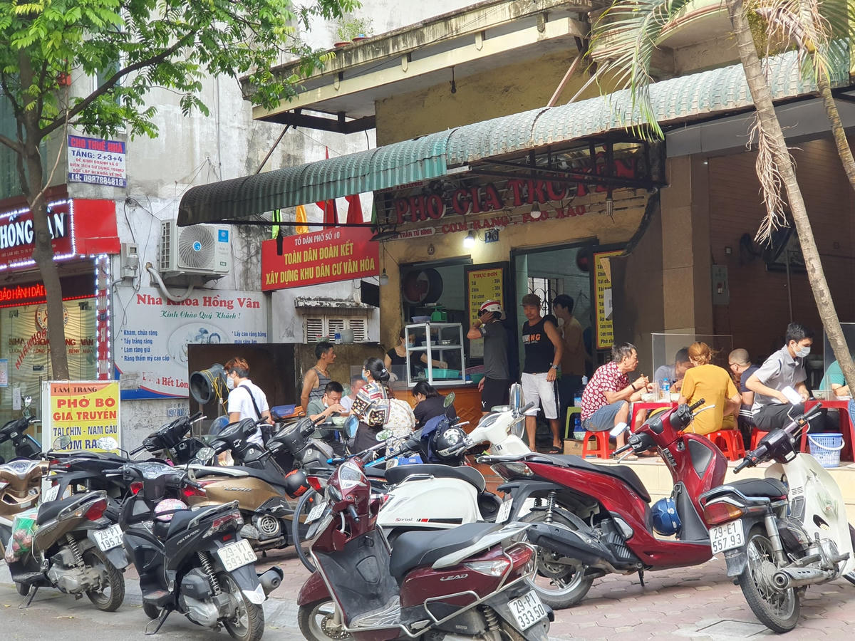 Đến khoảng 7h sáng, quán phở này đã nhộn nhịp khách vào ăn. Bàn ăn tại đây cũng được trang bị các vách ngăn, tấm chắn phòng chống dịch.