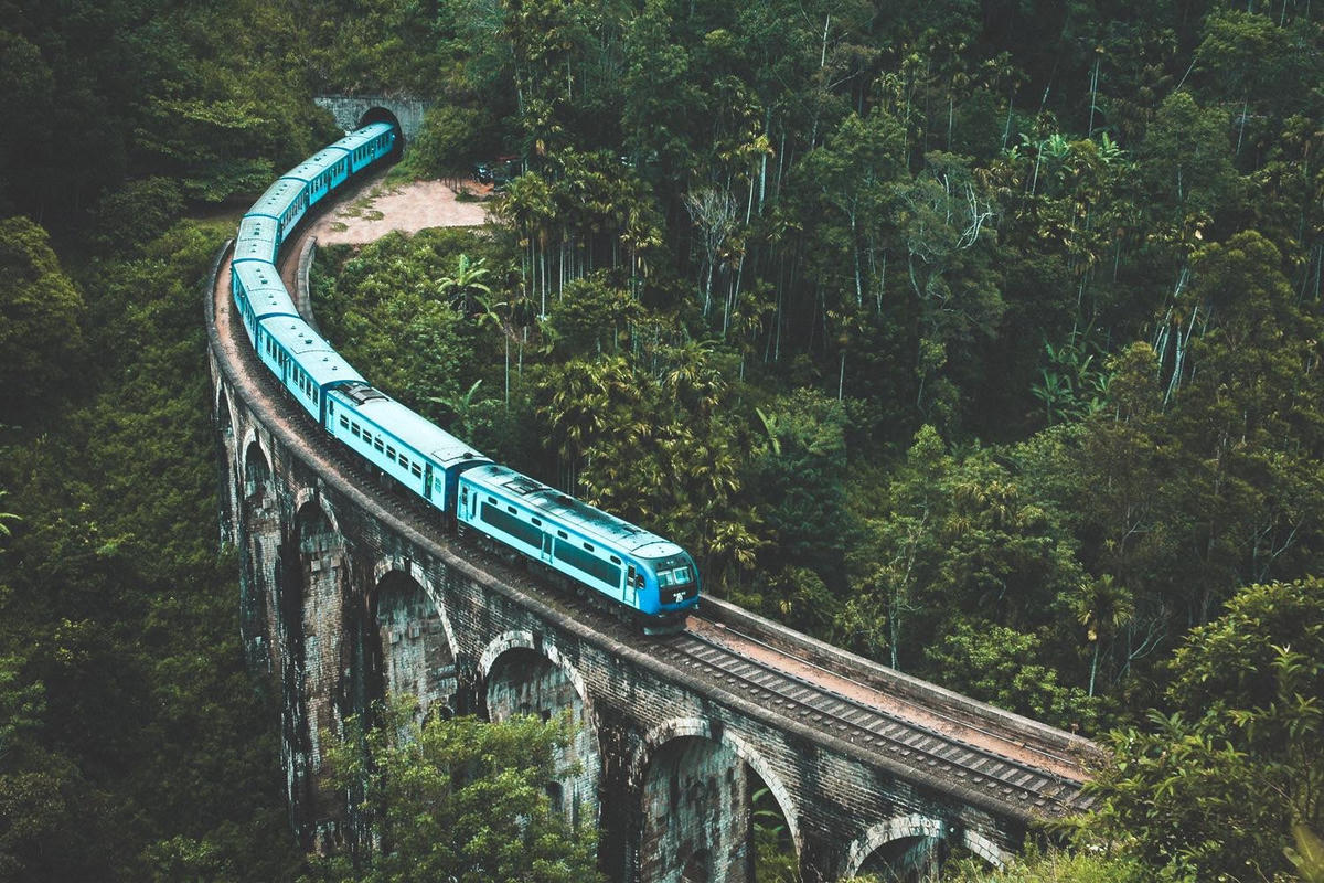 Chuyến tàu cổ điển màu xanh dương giữa vương quốc Kandy cổ xưa và ngôi làng Ella ở phía nam Sri Lanka. Ảnh: Wanderlust Gary.