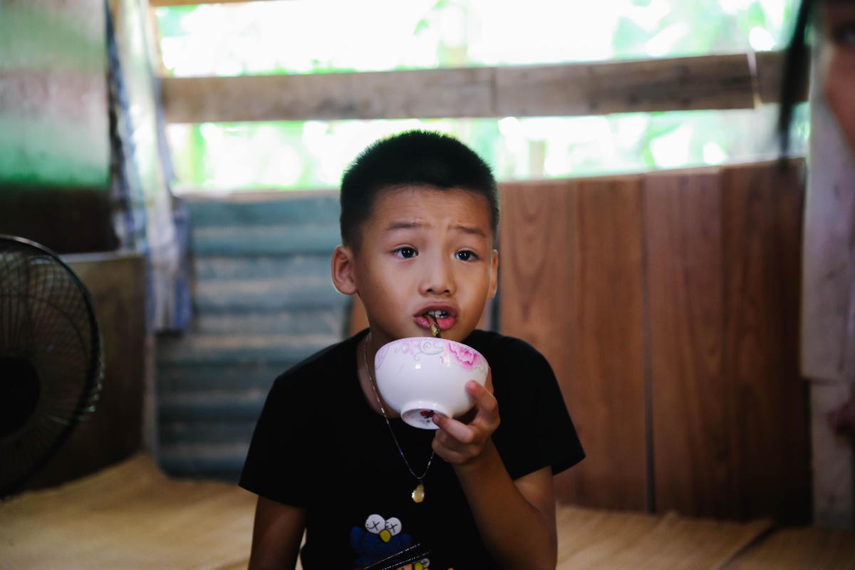 Tuy hai vợ chồng hiện đã ly thân nhưng tôi có người mẹ chồng tốt, bà đi làm lau cửa quét nhà nhặt rác kiếm được cái gì nấu nướng thì 2 mẹ con tôi mới có cái ăn, tuy thịt cá không có, nhưng bữa cơm qua ngày thì vẫn còn kham được. Những người dân ở bãi giữa cũng biết hoàn cảnh và thương hai mẹ con lên họ cũng cho rau, để có cái ăn sống qua ngày.