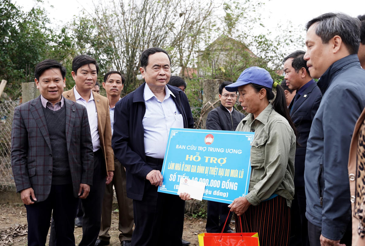 Chủ tịch Trần Thanh Mẫn trao tiền hỗ trợ xây nhà Đại đoàn kết trị giá 40 triệu đồng cho hộ gia đình bà Phan Thị Hòa bị sập hoàn toàn do lũ.