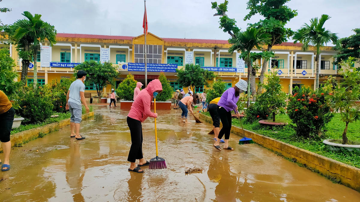 Thầy, cô giáo Trường tiểu học Trương Hoành dọn dẹp.