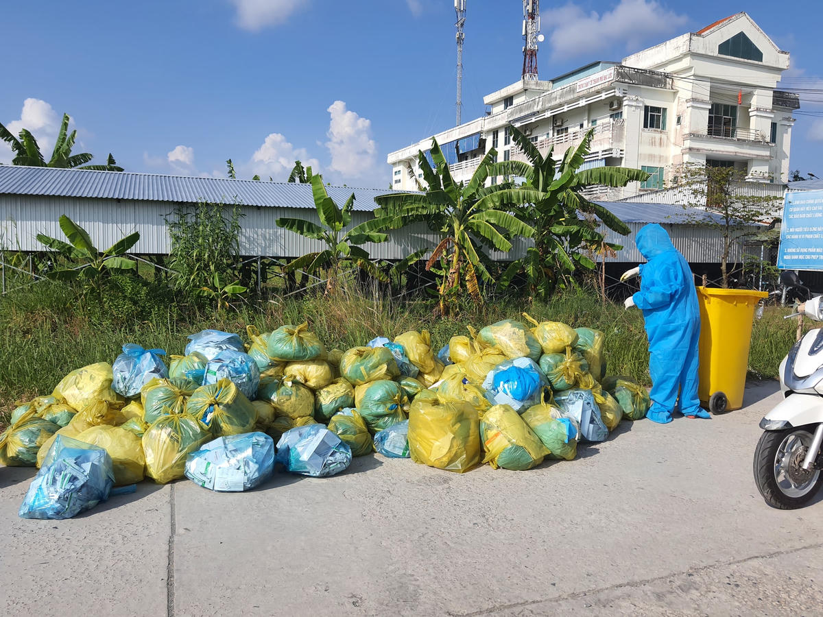Công nhân vệ sinh thu gom, vận chuyển rác thải y tế.