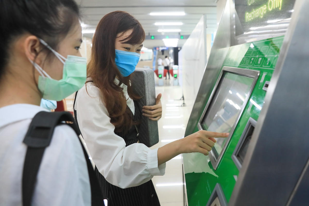 Người dân lấy thẻ lên tàu.