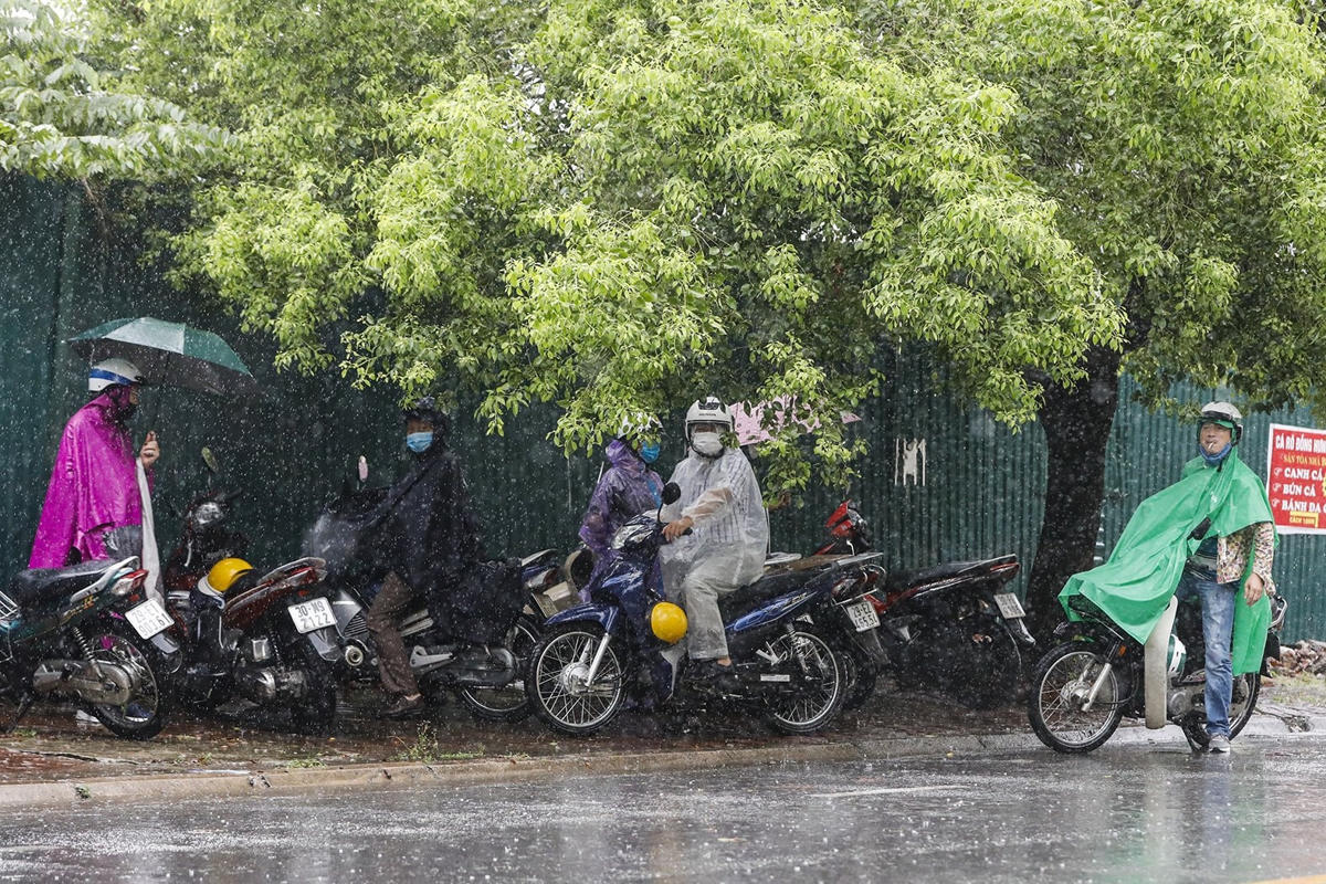 Phụ huynh chờ con tại cổng trường thi (ảnh Phạm Quang Vinh).