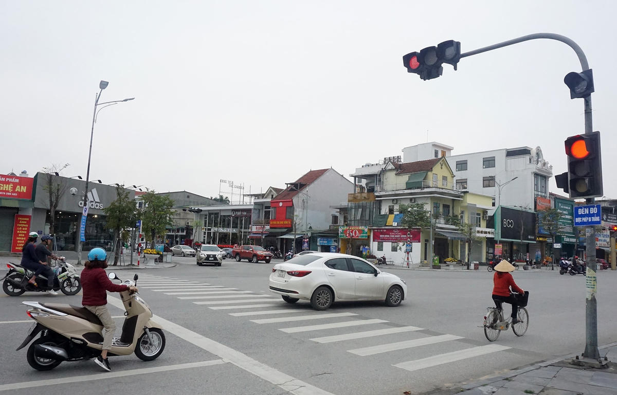 Tấm biển được lắp nhằm giải quyết tình trạng ùn tắc nhưng khiến giao thông trở nên lộn xộn hơn...