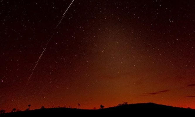 Sự xuất hiện của các vệ tinh trên bầu trời đêm ở Australia. Ảnh: The Guardian.