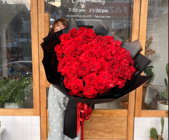 Một bó hoa hồng với thời điểm này có giá gấp khoảng 1,5 lần giá ngày thường. Nguồn: Ngọc Ánh.