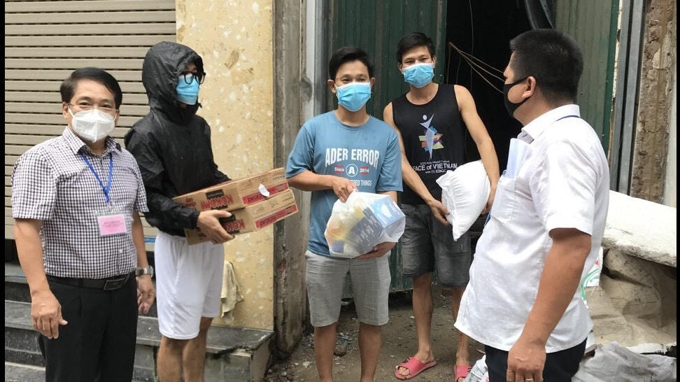Nhóm hỗ trợ điều trị F0 tại nhà của Tổ dân phố số 6, phường Thụy Khuê (Tây Hồ, Hà Nội) hỗ trợ người dân khó khăn do dịch Covid-19