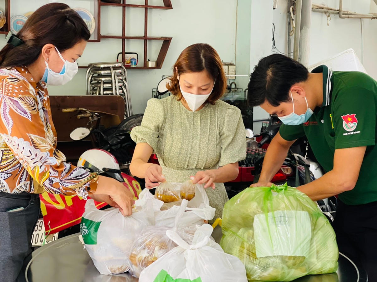 Phó Chủ tịch Thường trực UBMTTQ Việt Nam quận 10 cùng Hội Liên hiệp Phụ nữ quận 10 và Hội Liên hiệp Thanh niên Việt Nam quận 10 chuẩn bị phần cơm.