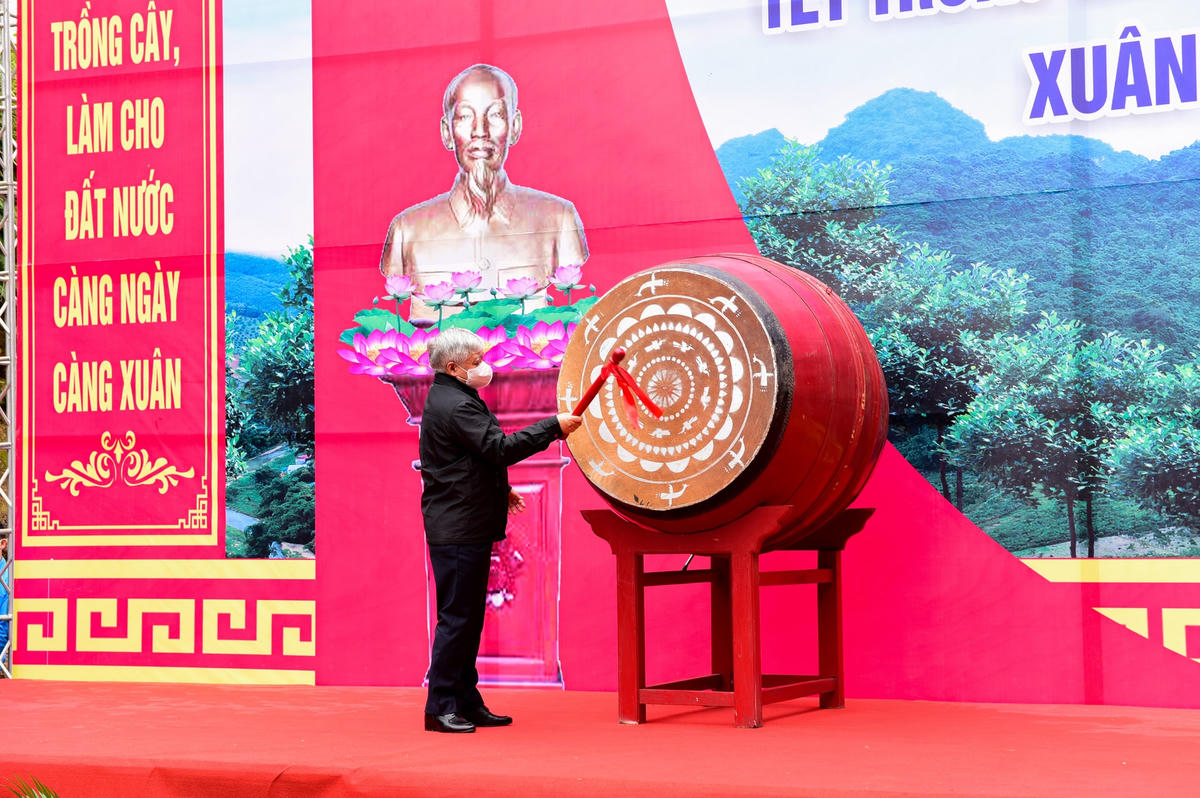 Chủ tịch Đỗ Văn Chiến đánh trống phát động Tết trồng cây Xuân Nhâm Dần 2022. Ảnh: Quốc Việt.