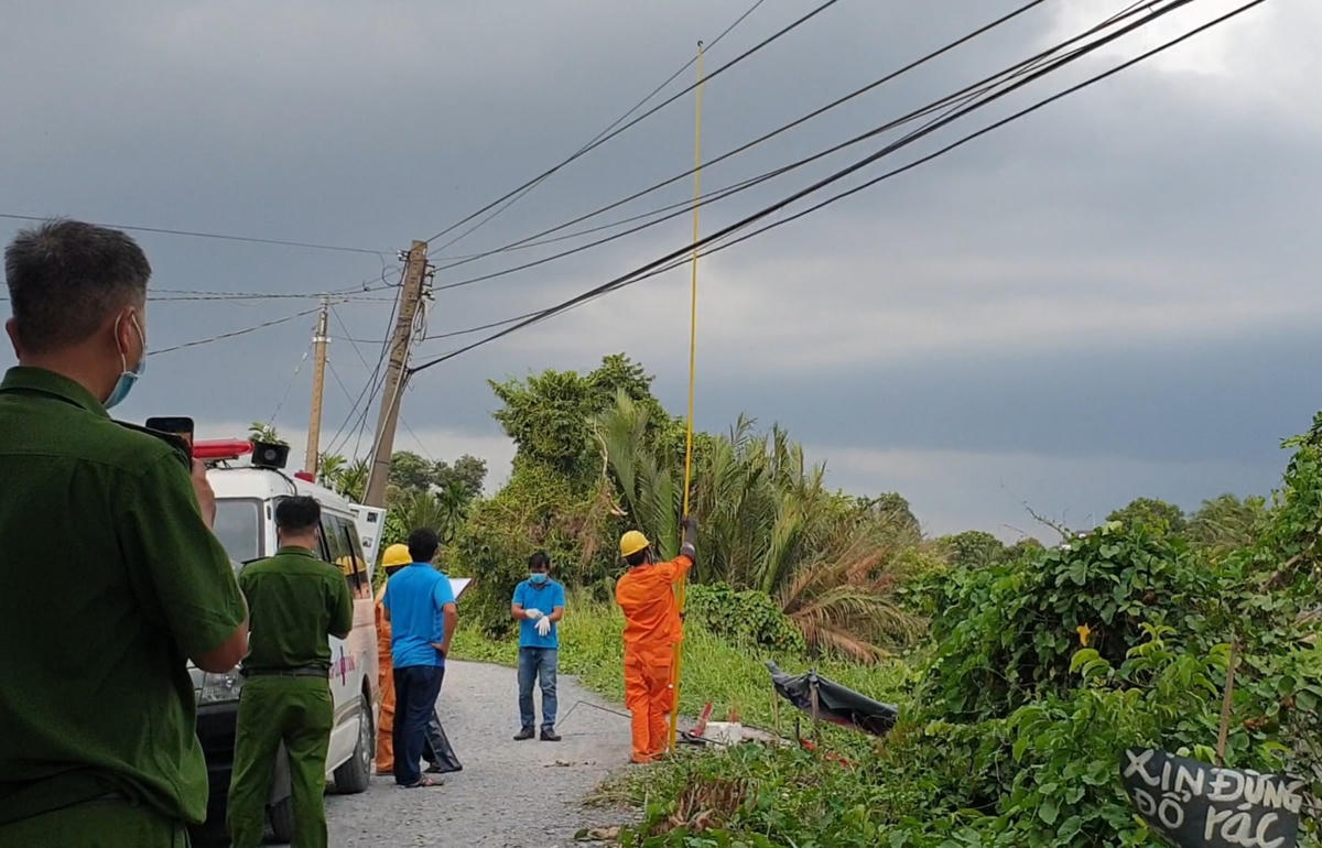 Lực lượng chức năng khám nghiệm hiện trường. Ảnh: TL.