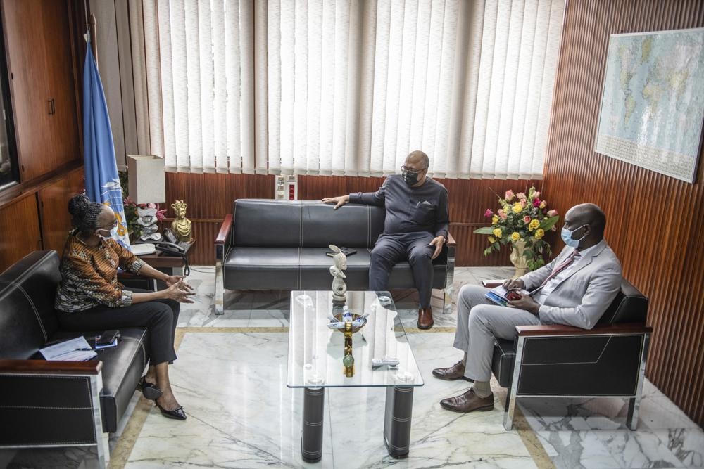 Bà Matshidiso Moeti gặp gỡ Tiến sĩ Chikwe Ihekweazu, chuyên gia về đại dịch của WHO tại văn phòng ở Brazzaville, Congo. Ảnh: AP.