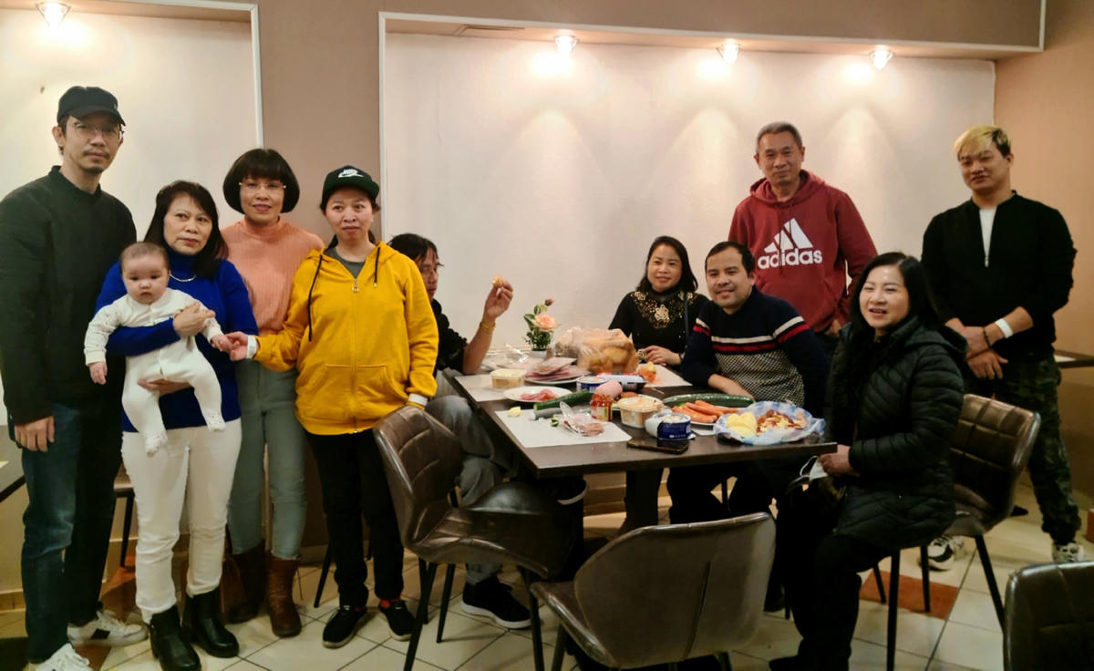 Mẹ con chị Phan Thị Thanh và những người đi cùng trong vòng tay của cộng đồng người Việt ở Hungary.Ảnh: NVCC