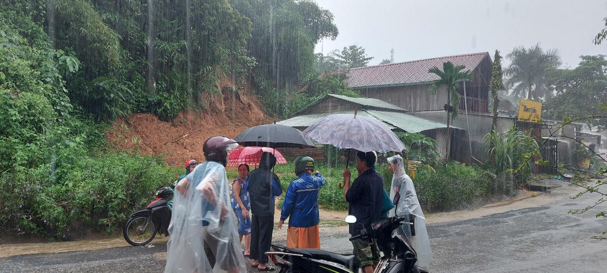 Khu vực sạt lở núi làm hư hỏng nhà dân.