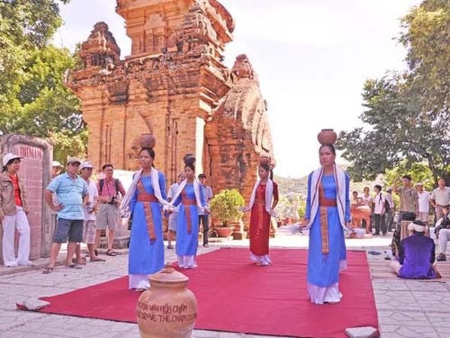 Tiết mục múa chăm.