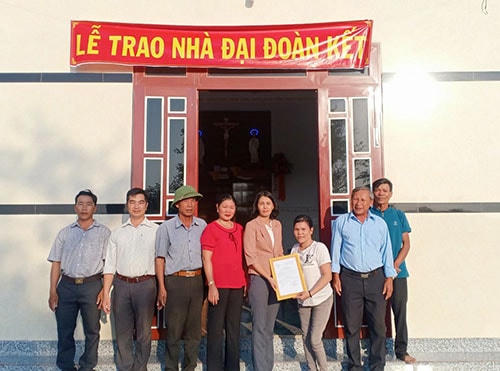 Lãnh đạo UBND Xã Tân Thuận, huyện Hàm Thuận Nam, bàn giao nhà Đại đoàn kết cho vợ chồng anh Nguyễn Văn Lập, thường trú tại thôn Hiệp Tân.