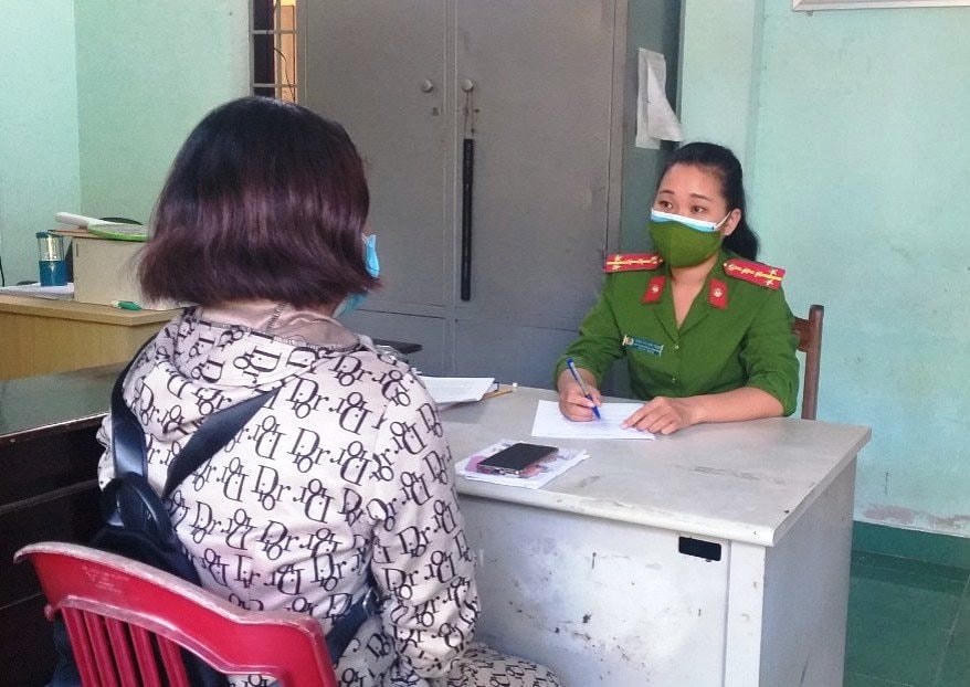 Công an phường Vĩnh Điện giải thịch để chị P hiểu rõ bản chất sự việc.
