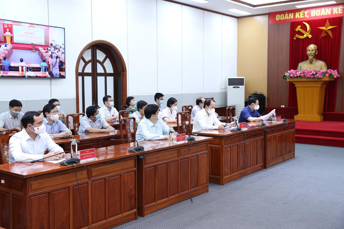 Chủ tịch Quốc hội Vương Đình Huệ cùng các vị đại biểu tại buổi gặp mặt.