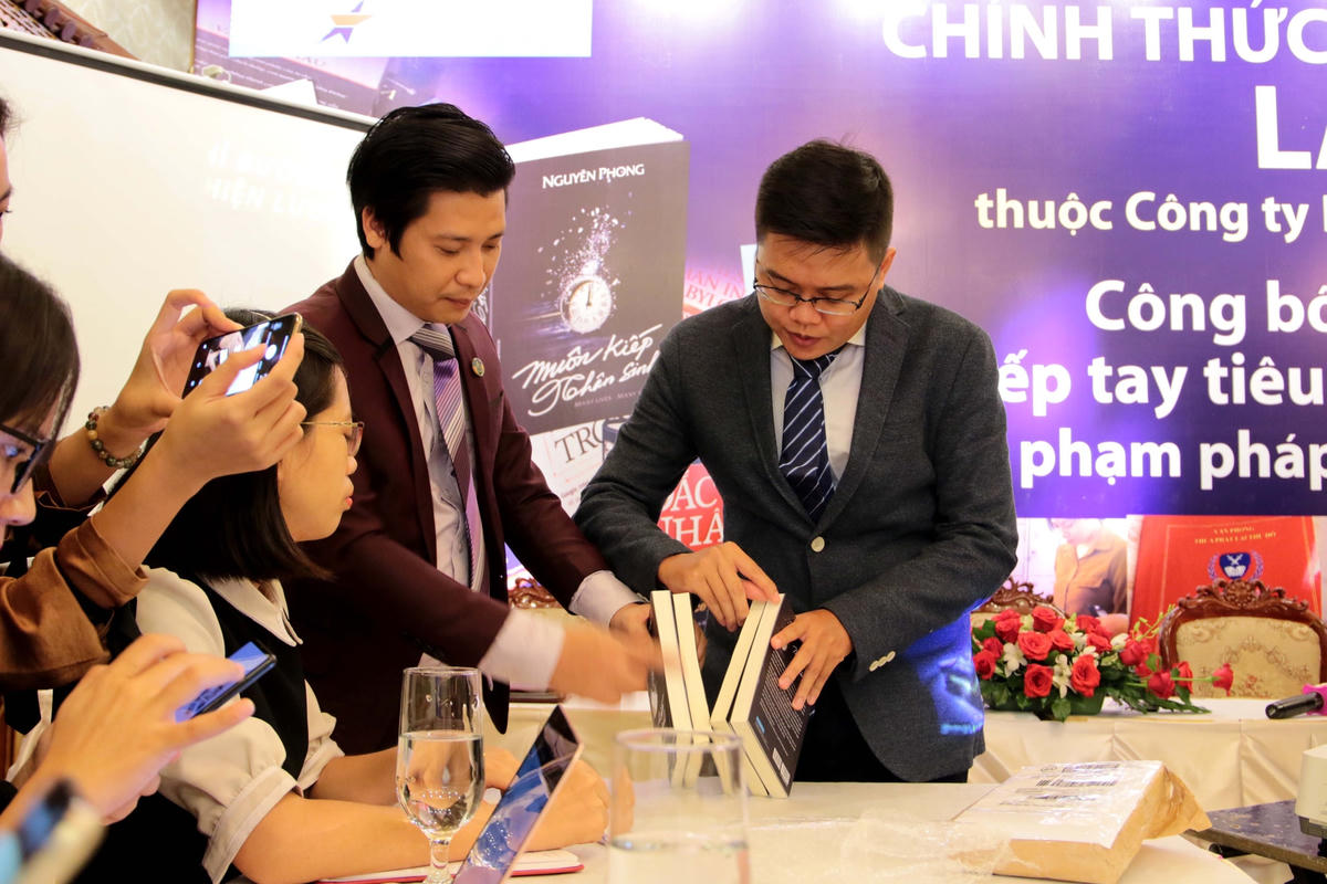 Mở đơn hàng sách "Muôn kiếp nhân sinh" giả đặt tại Lazada