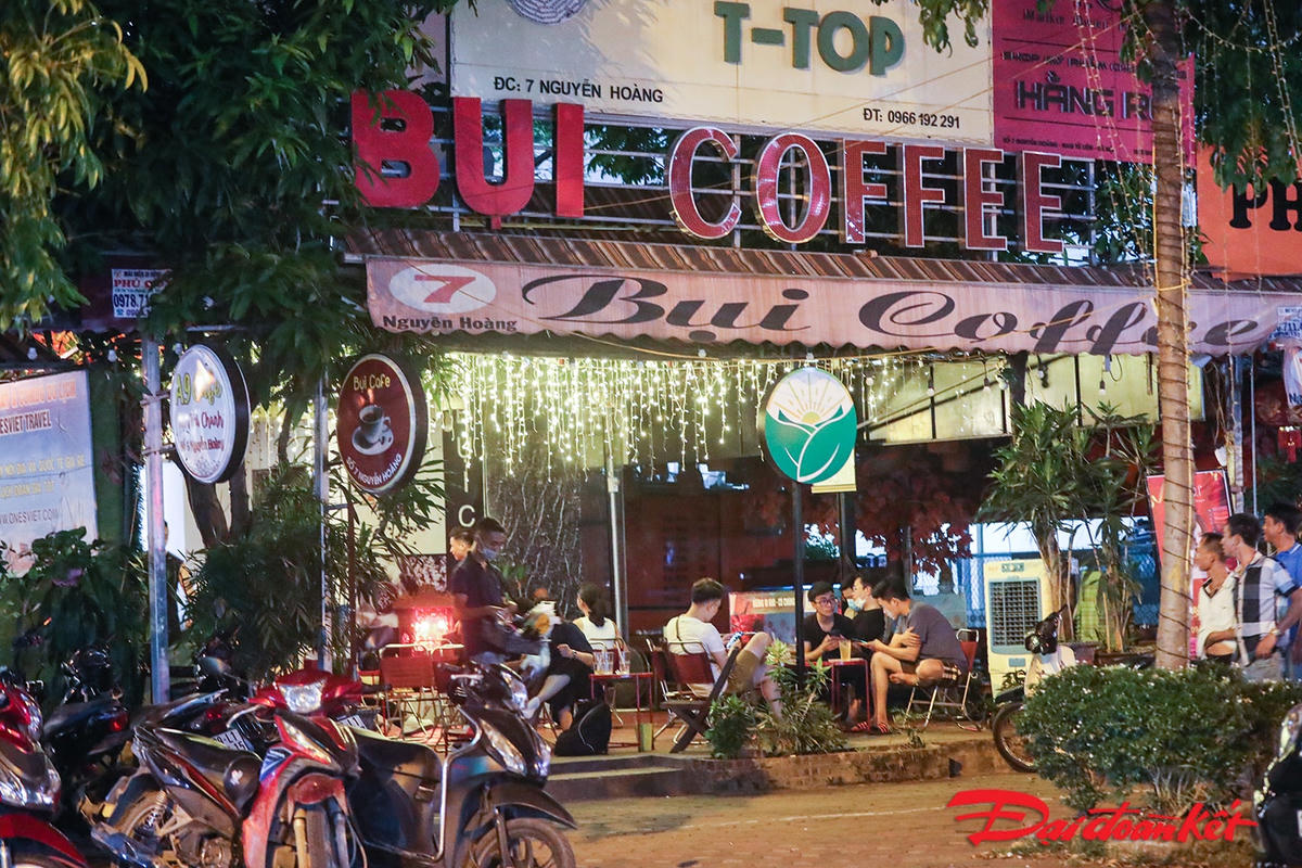 Quán cafe trên đường Nguyễn Hoàng, phường Mỹ Đình 2, quận Nam Từ Liêm vẫn để khách ngồi uống nước dù đã quá giờ quy định. 