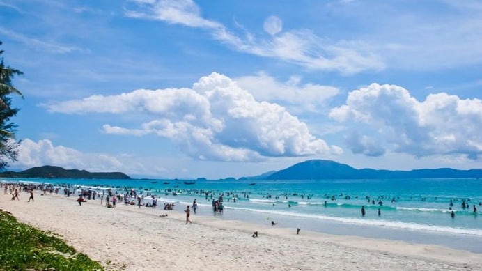 Bãi biển Trà Cổ được mở trở lại từ 12h ngày 20/9. Ảnh: Internet.