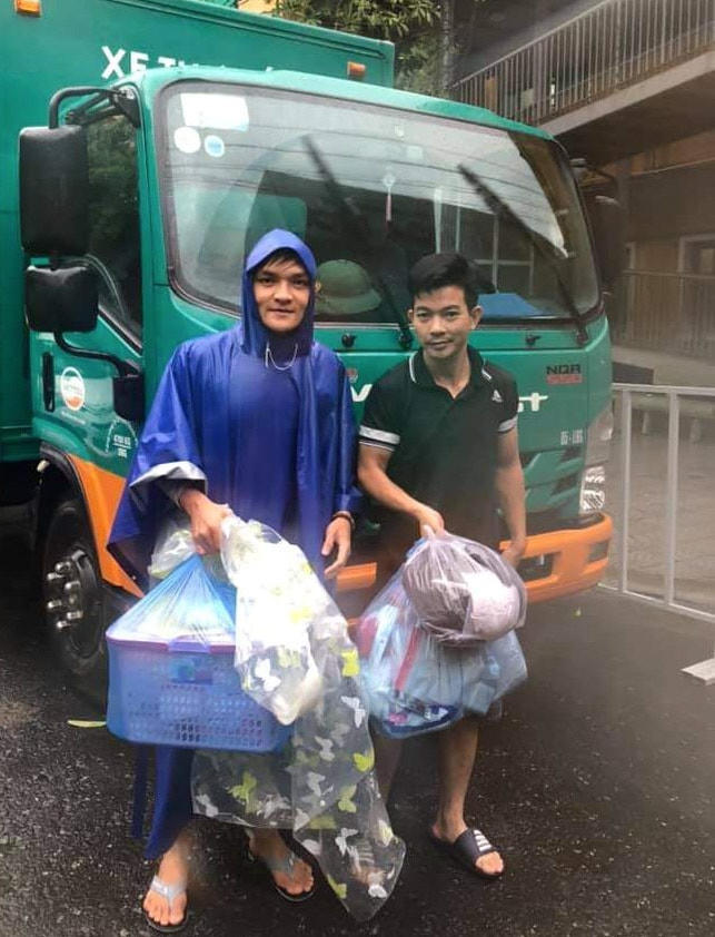 Anh Trường chụp tấm hình với tài xế Tuấn (áo đen) tại bệnh viện. Ảnh: Nhật Trường.