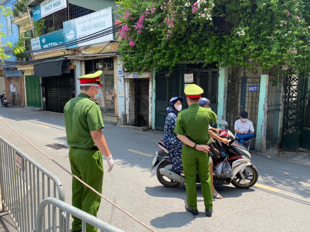 Tại các cửa khẩu trên địa bàn phường, các chốt kiểm soát dựng rào chắn, nhiều người dân phải quay về. Ảnh: Toàn Nghĩa.