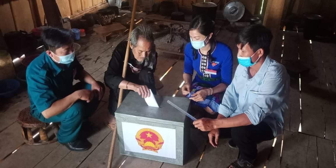 Hòm phiếu di động đến từng nhà người dân bị ốm đau không thể đi bầu cử tại huyện Kỳ Sơn.