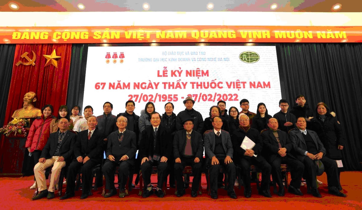 Ban Giám hiệu trường Đại học Kinh doanh và Công nghệ Hà Nội và các thầy cô giáo Khối Sức khỏe.
