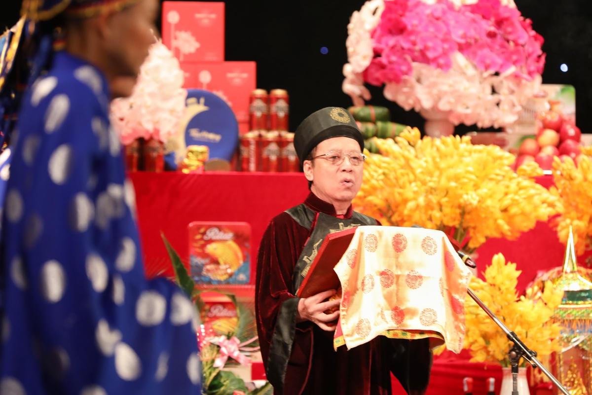 NSND Lê Tiến Thọ đọc “Chúc văn”.