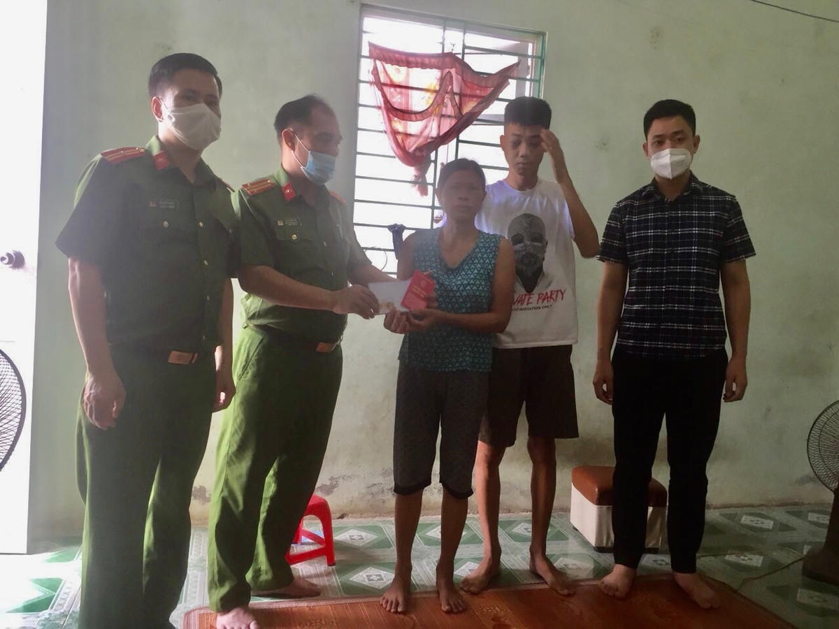 Đại diện ban công an xã trao tặng số tiền 10 triệu đồng cho hoàn cảnh đặc biệt khó khăn.