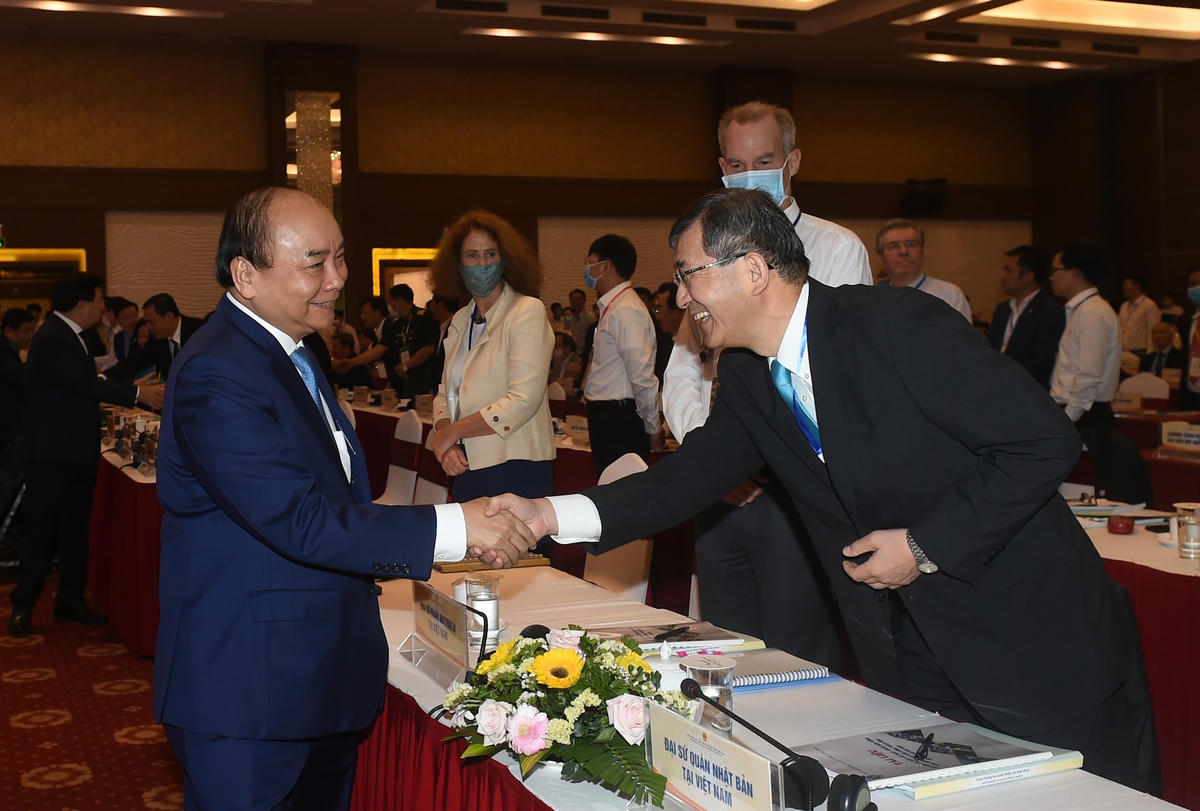 Đây là hội nghị nhằm đánh giá kết quả đạt được sau 3 năm triển khai thực hiện Nghị quyết số 120/NQ-CP ngày 174/11/2017 của Chính phủ về phát triển bền vững ĐBSCL thích ứng với biến đổi khí hậu. Ảnh: Quang Hiếu.