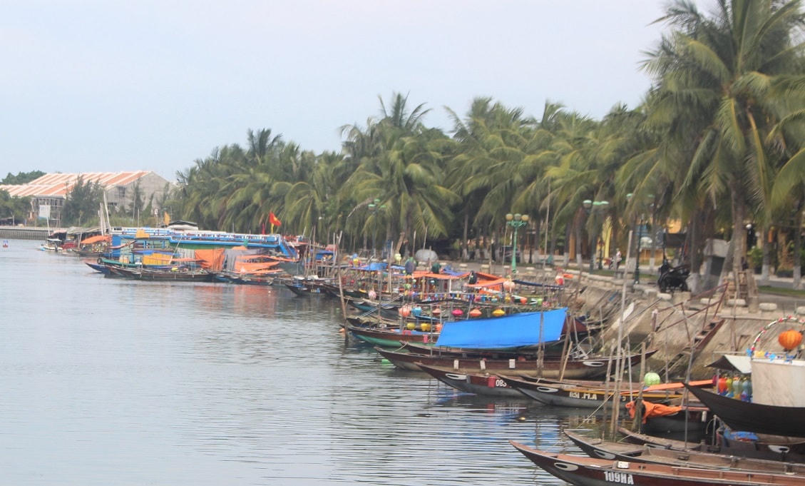 Dọc bờ sông Bạch Đằng ở khu phố An Hội không có bóng người.