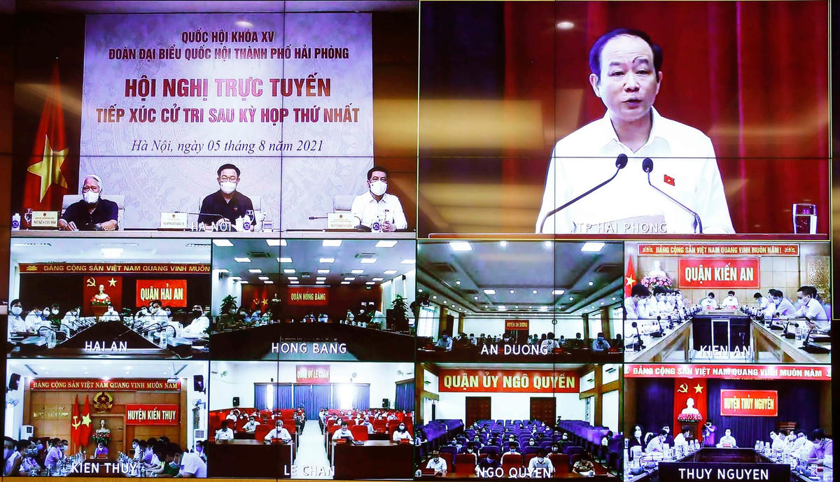 Cử tri các điểm cầu TP Hải Phòng dự buổi tiếp xúc cử tri.