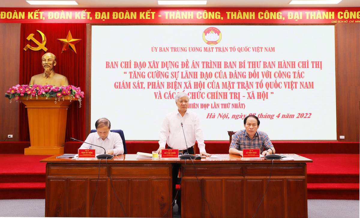 Chủ tịch Đỗ Văn Chiến phát biểu kết luận phiên họp.