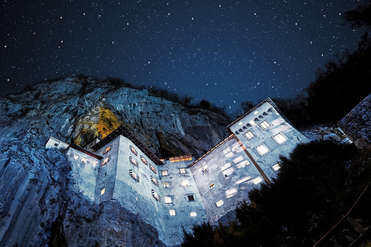 Vẻ đẹp huyền ảo của lâu đài Predjama khi về đêm. Ảnh: Travel Slovenia.