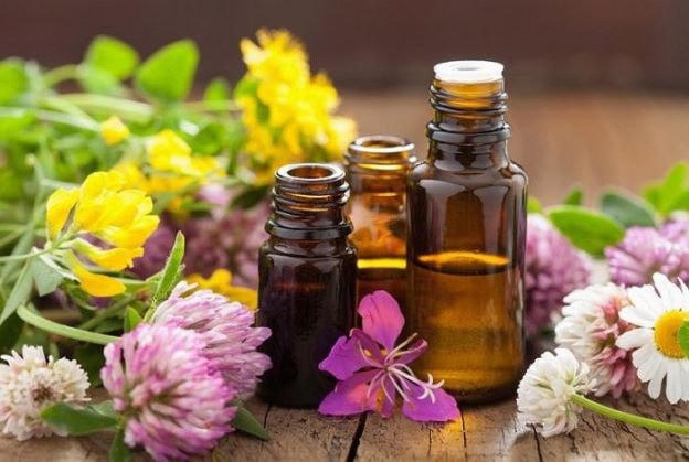 Sử dụng tinh dầu để xoa bóp giúp làm giảm các triệu chứng của cảm cúm.