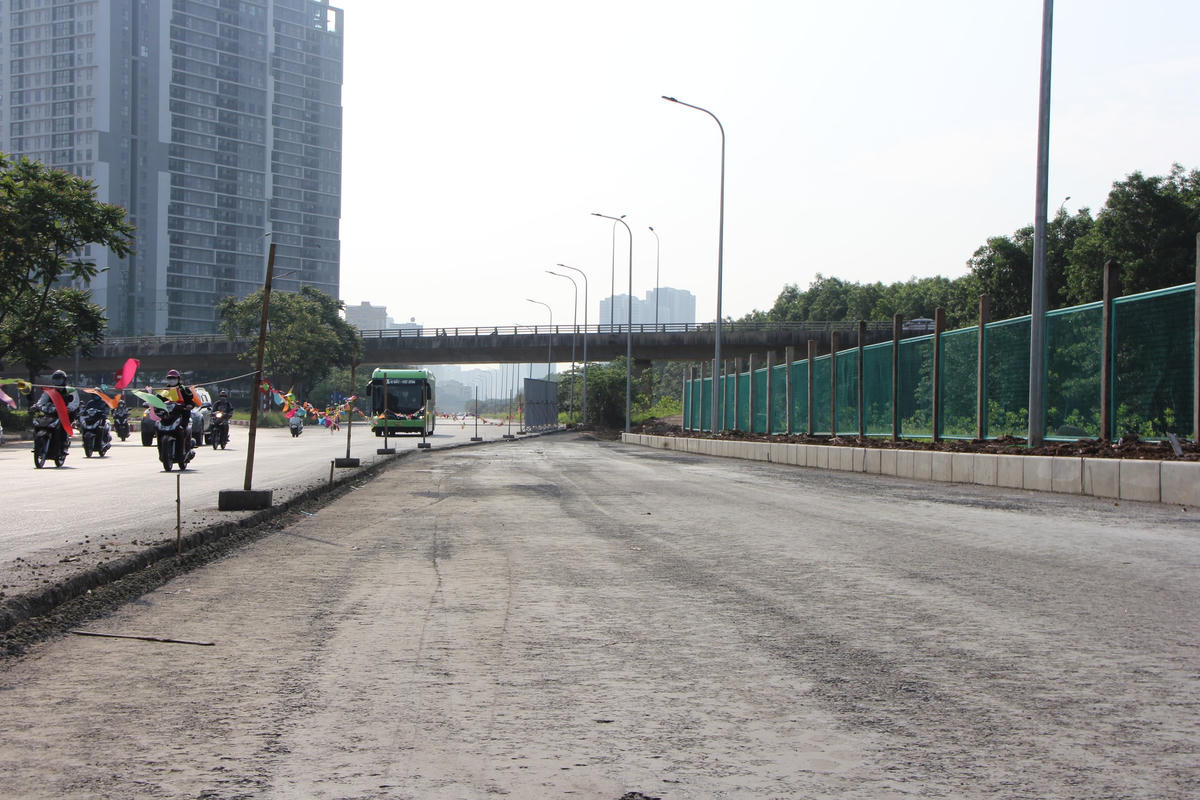 Sau khi hoàn thành, bề rộng mặt đường mỗi chiều rộng khoảng 18,5m (15m chia 4 làn đường và 1 làn hỗn hợp hơn 3m).