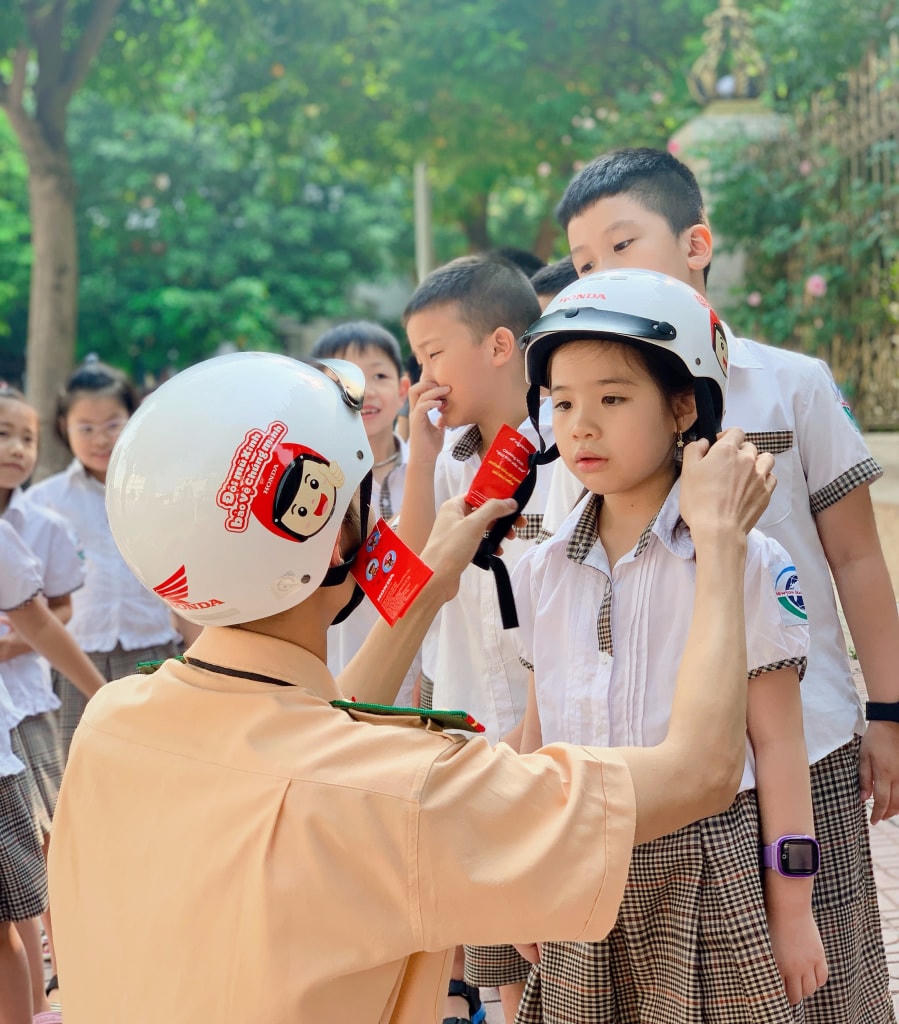 Trang bị kỹ năng tham gia giao thông cho học sinh từ trường học.