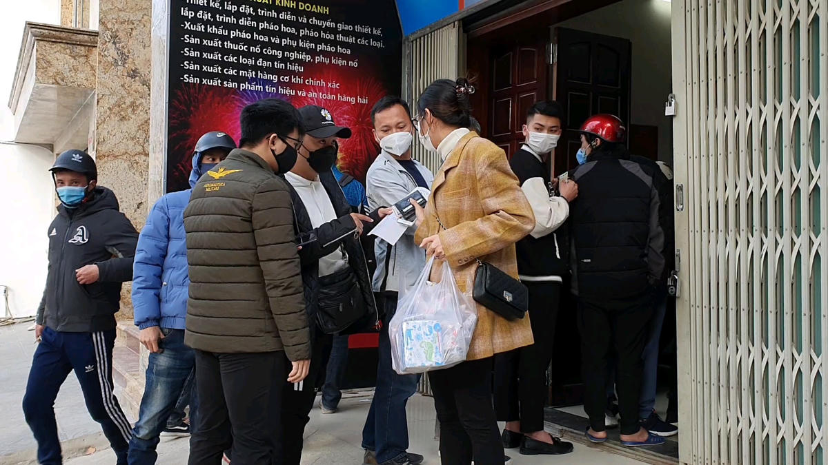 Cảnh người trước tư vấn cho người sau diễn ra thường trực tại các cửa hàng bán pháo trên địa bàn tỉnh Thanh Hoá.