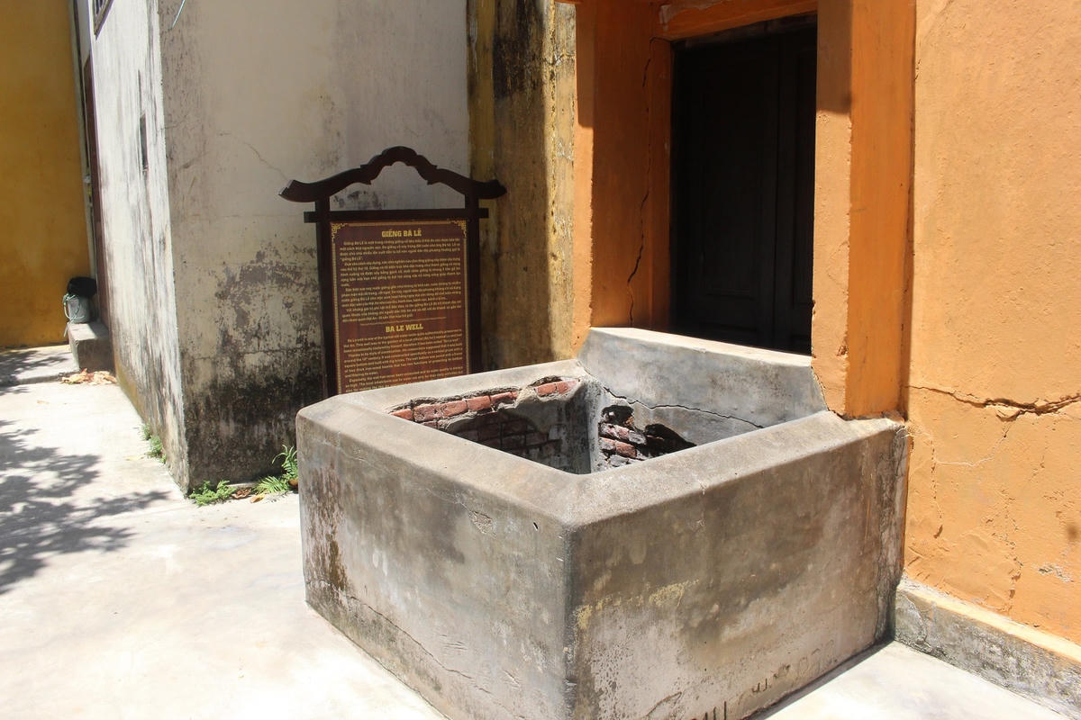 Giếng cổ Bá Lễ vắng khách tham quan.
