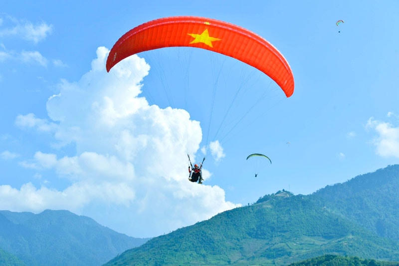 Dù lượn Mù Cang Chải - một trong những hoạt động thu hút khách du lịch trong và ngoài nước. Ảnh: Giang Trịnh - Lê Thanh.