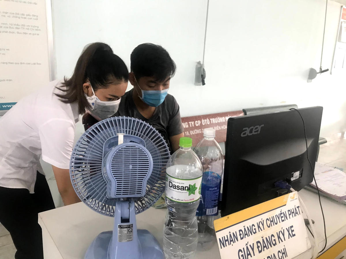 Thủ tục gửi các biển số màu vàng với chủ xe đăng ký cấp đổi trên mạng.