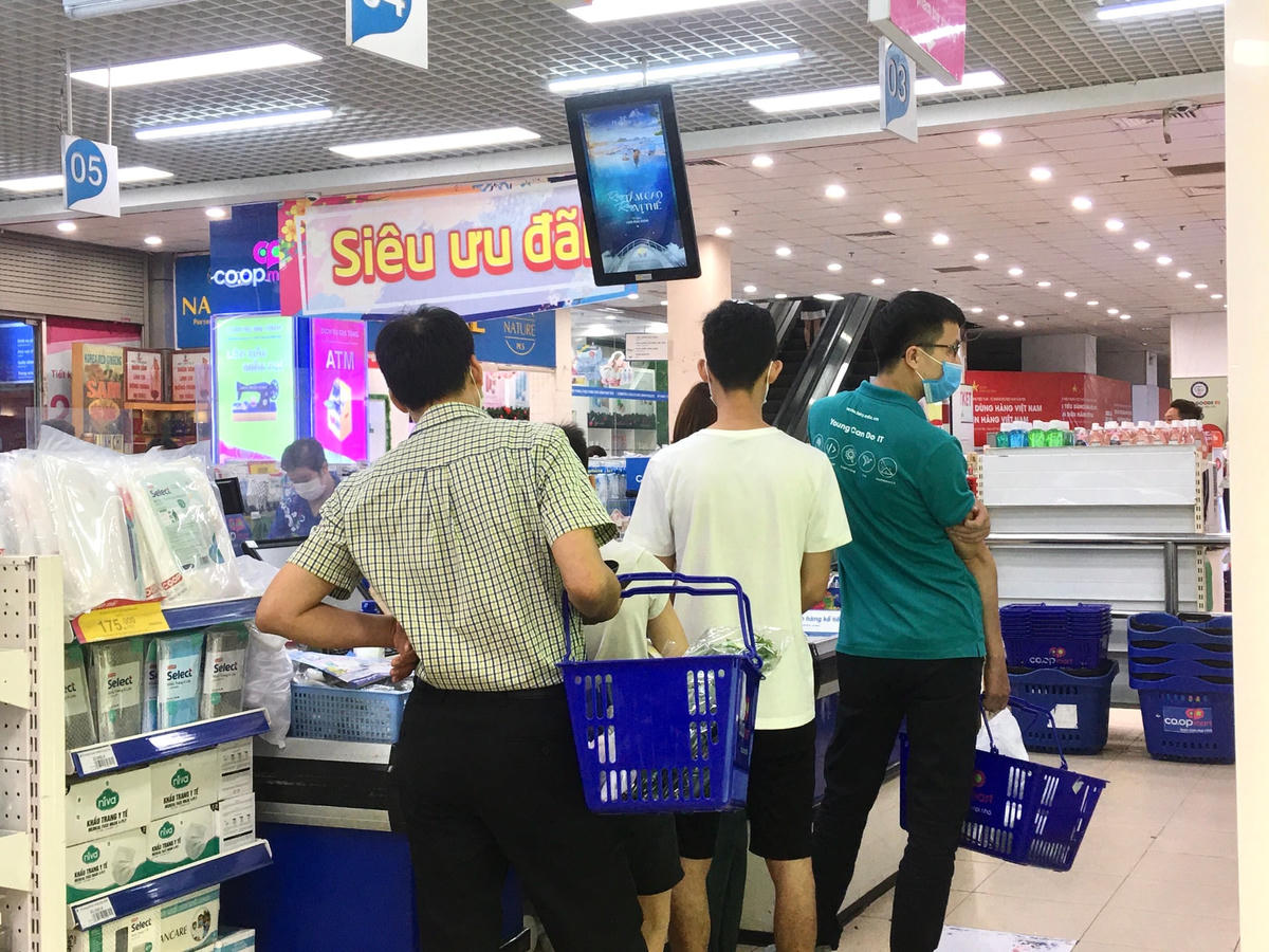 Tại siêu thị Co.op mart (Hà Đông), khách hàng khi thanh toán cũng không thực hiện đúng quy định giãn cách 2m.