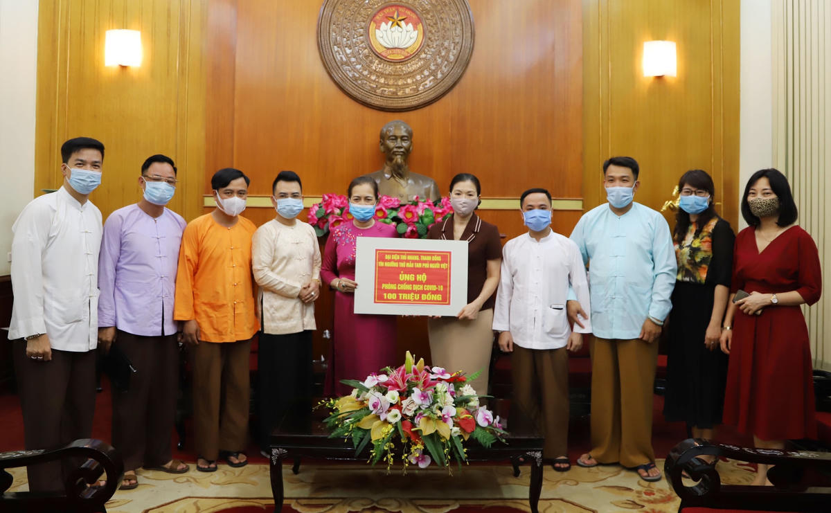 Phó Chủ tịch Trương Thị Ngọc Ánh tiếp nhận ủng hộ từ đại diện thủ nhang, thanh đồng tín ngưỡng thờ mẫu tam phủ người Việt. Ảnh: Đức Thuận.