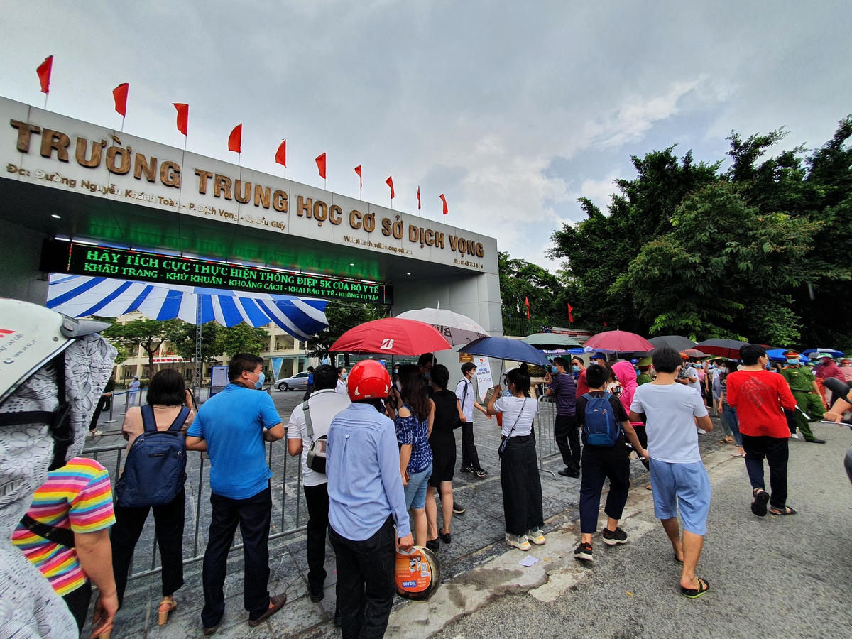 Thí sinh tại đây được ra lần lượt theo từng phòng. Đến khoảng 11h40, những thí sinh đầu tiên bước ra khỏi phòng thi sau khi hoàn thành hai môn thi là Ngữ văn và Ngoại ngữ.