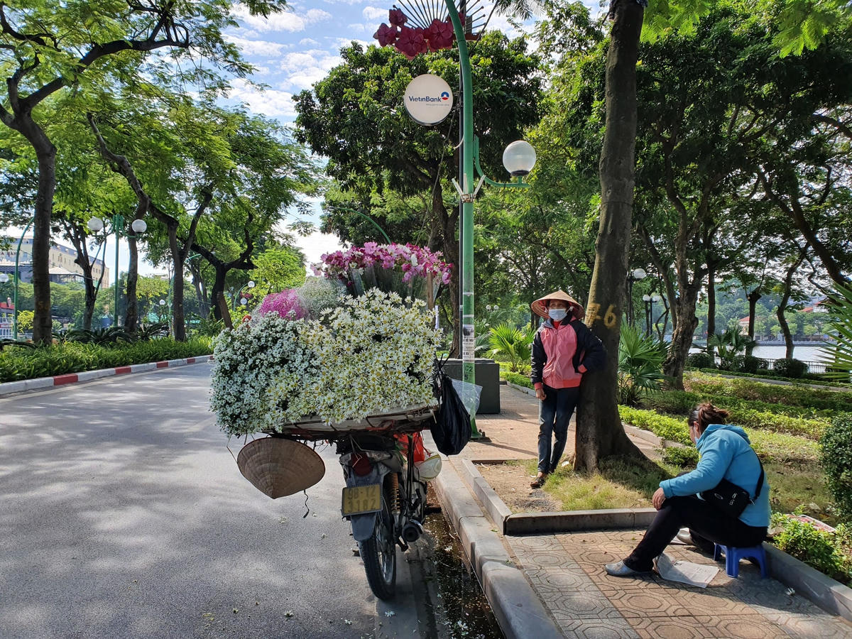 Tình trạng ế ẩm tại những gánh hàng rong.
