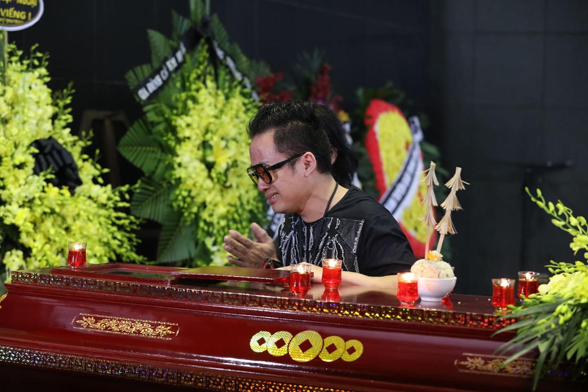 Ca sĩ Tùng Dương không kìm được cảm xúc trước sự ra đi của nhạc sĩ Phó Đức Phương.
