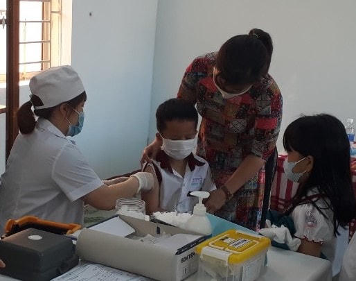 Khám tiêm phòng vắc xin phòng bệnh bạch hầu cho học sinh tại khu dân cư .